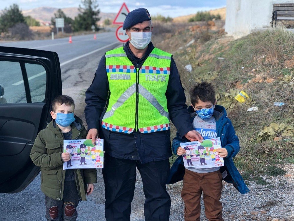 Jandarma Çocukları Boyama Kitabıyla Mutlu Etti