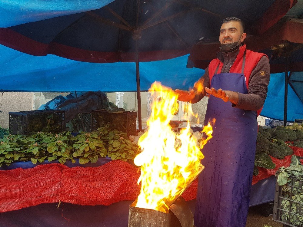 Pazarcıların Kar Altında Zorlu Ekmek Mücadelesi