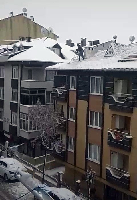 Çatıda Tehlikeli Kar Temizleme Anı Kamerada
