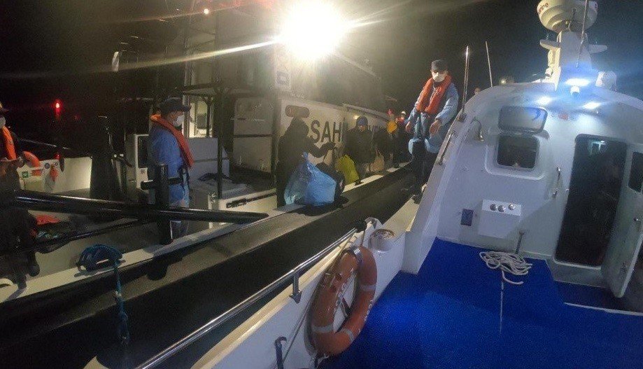 İ̇zmir Açıklarında Botla Sürüklenen 41 Göçmen Kurtarıldı