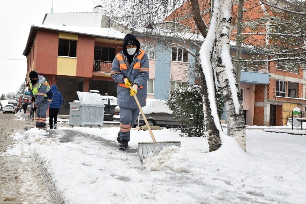 Tepebaşı’nda Kar İle Mücadele Sürüyor