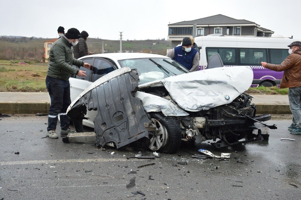 Duble Yolda İki Lüks Araç Çarpıştı: 3 Yaralı