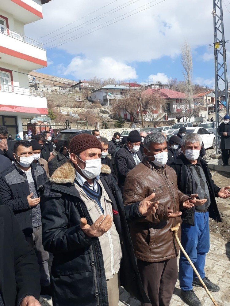 Sevgililer Günü’nde Öldürülen Kadın Toprağa Verildi