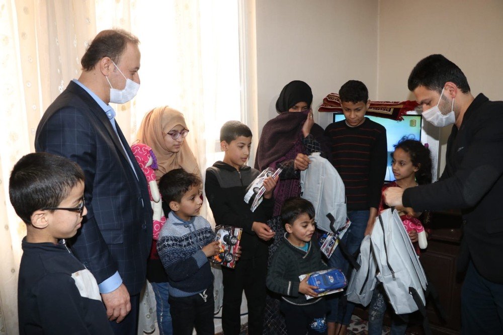 Şanlıurfa Valisi Yetimlerin Yüzünü Güldürdü