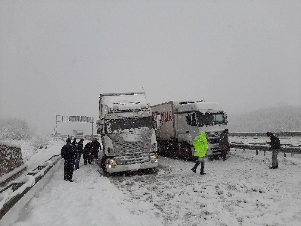 Sinop’ta Kar Esareti: 228 Köy Yolu Kapandı, Yollarda Kilometrelerce Kuyruk Oluştu