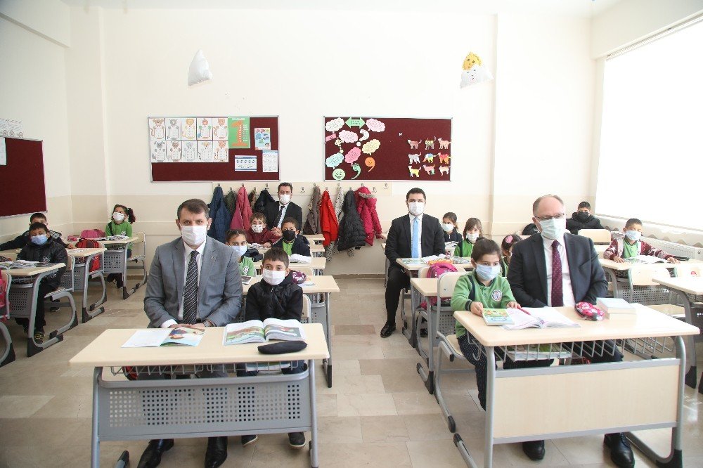 Vali Ve Belediye Başkanı Çocukların Sevincine Ortak Oldu