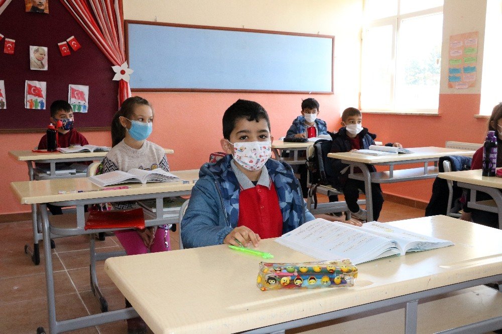 Yozgat’ta Öğrenciler Uzun Bir Aradan Sonra Yüz Yüze Eğitim Heyecanı Yaşadı