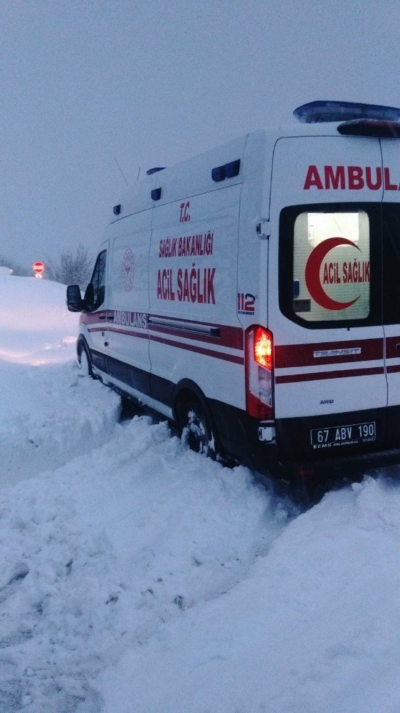 Yoğun Kar Yağışı Yüzünden Hamile Kadın Köyünde Mahsur Kaldı