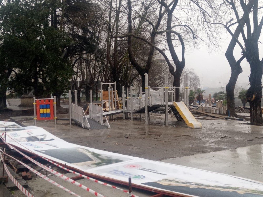 Zonguldak’ta Şiddetli Rüzgarda Reklam Panosu Devrildi