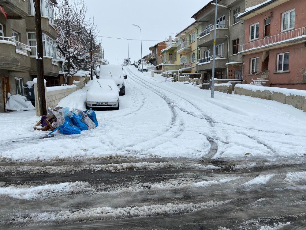 Afyonkarahisar’da Bir Çok Mahallede Kar Esareti Yaşanıyor