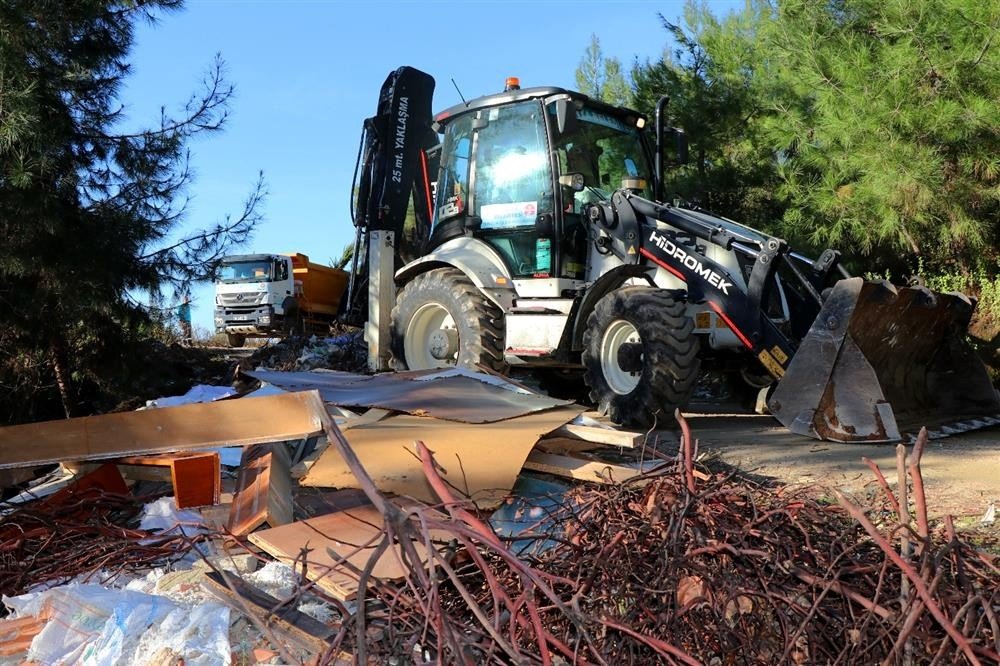 Alanya’da Ormanlık Alandaki Atıklar Temizlendi
