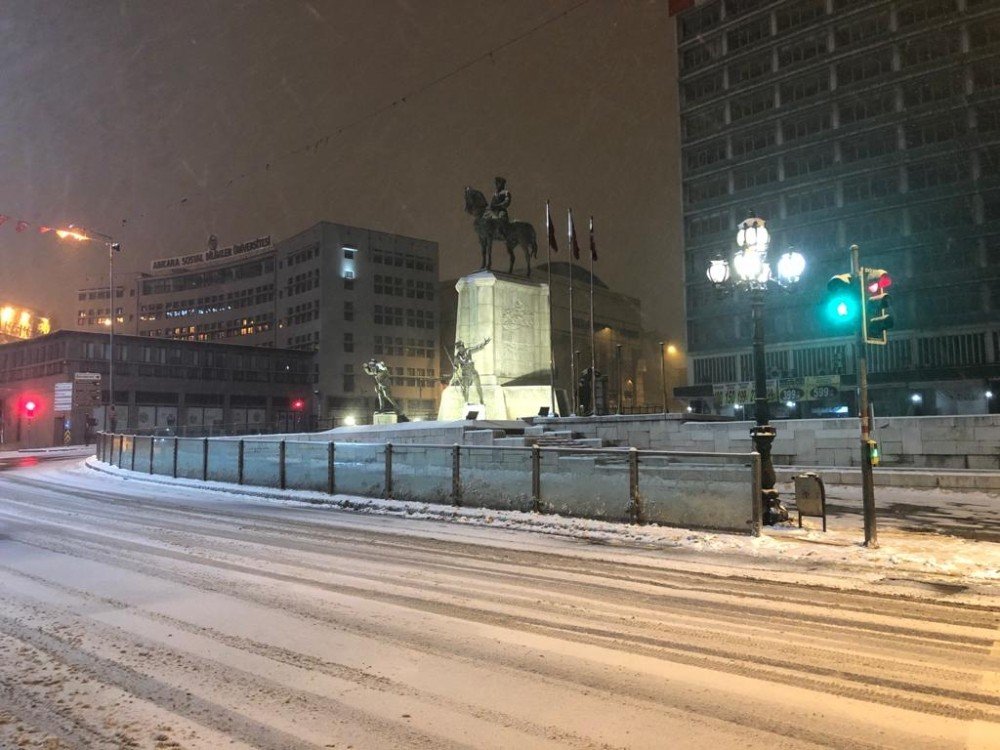 Ankara Beyaza Büründü