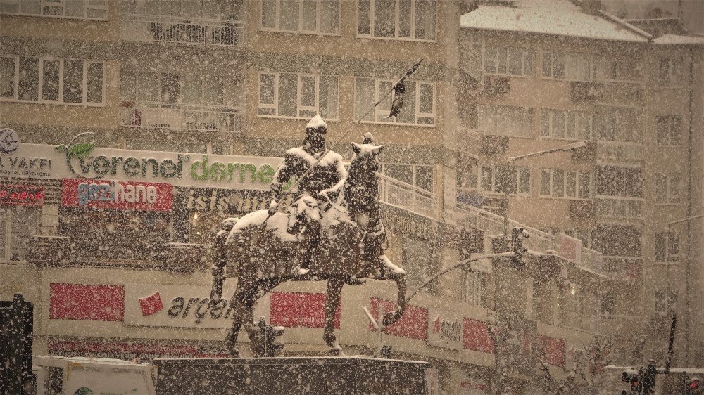 Bursalılar Yoğun Kar Altında Yürüdü
