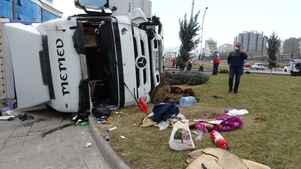 Diyarbakır’da Tır Devrildi, Karayolu Ulaşıma Kapandı