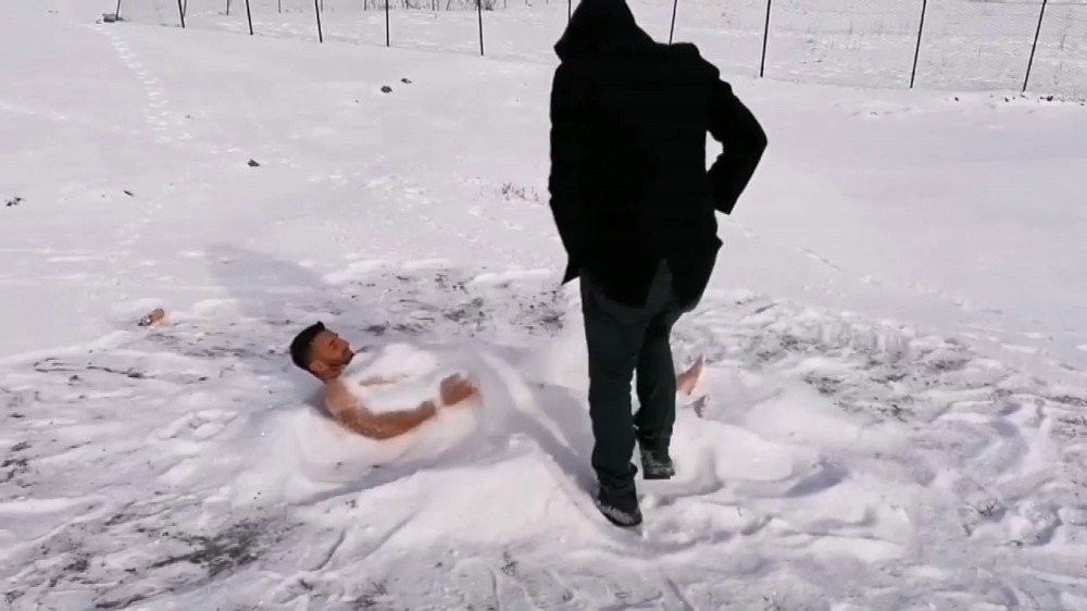Dondurucu Soğuklara Aldırış Etmeden Kendisini Kara Gömdü