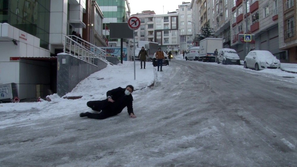 Esenyurt’ta Buz Tutan Yolda Düşen Vatandaşlar Kamerada