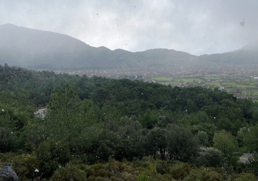 Fethiye’ye Kar Yağdı, Vatandaşlar Şaşırdı