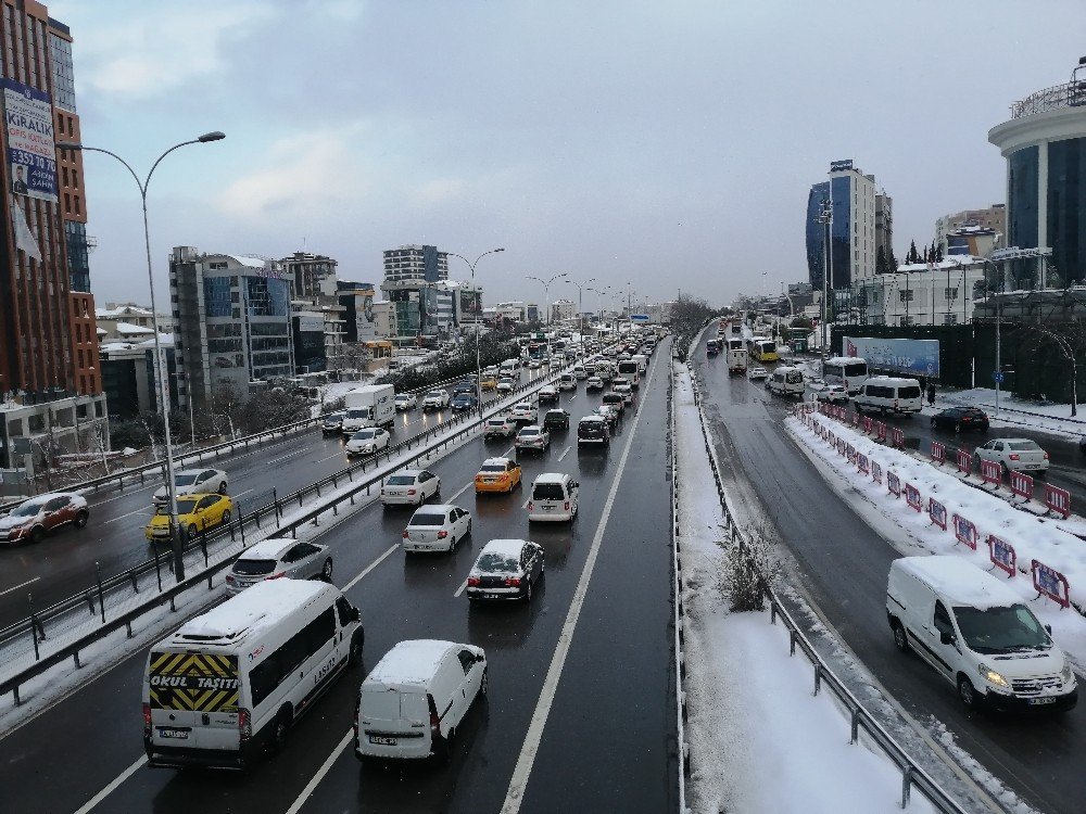 İ̇stanbul’da Sabah Saatlerinde Trafik Yoğunluğu