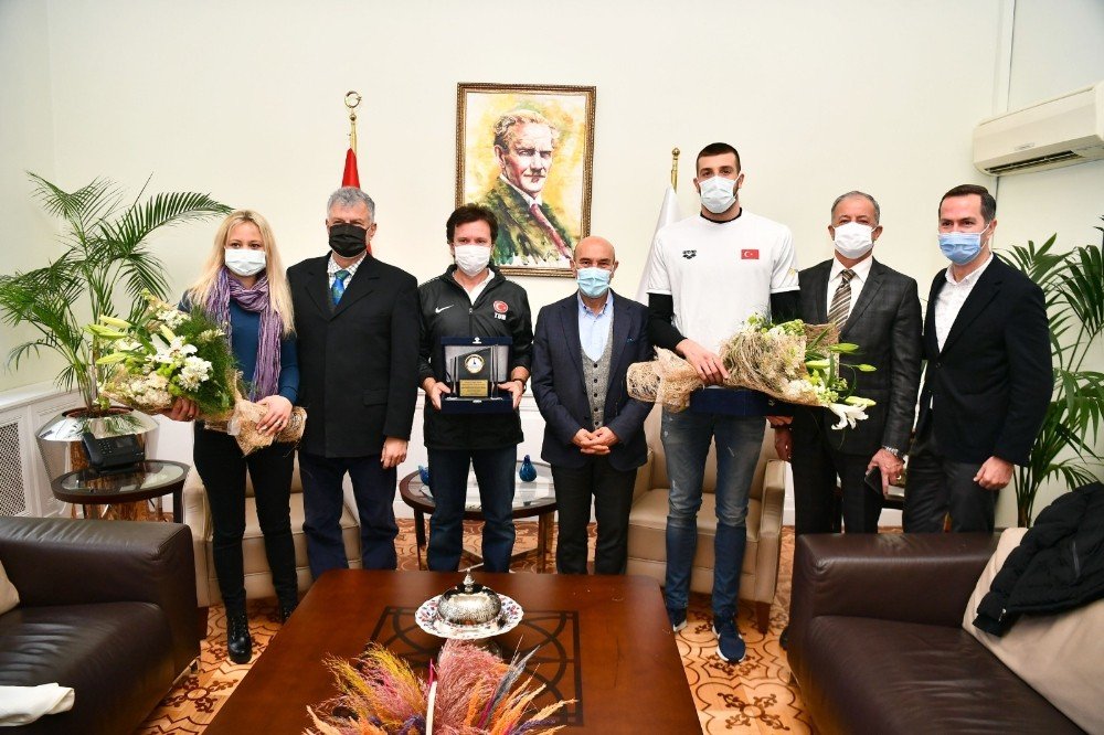 İ̇zmir’e Gurur Yaşatan Milli Yüzücü Sakçı Başkan Soyer’i Ziyaret Etti