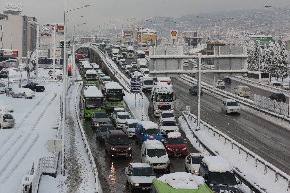 İ̇zmit D-100 Karayolu’nda Kar Sebebiyle Yoğunluk Oluştu