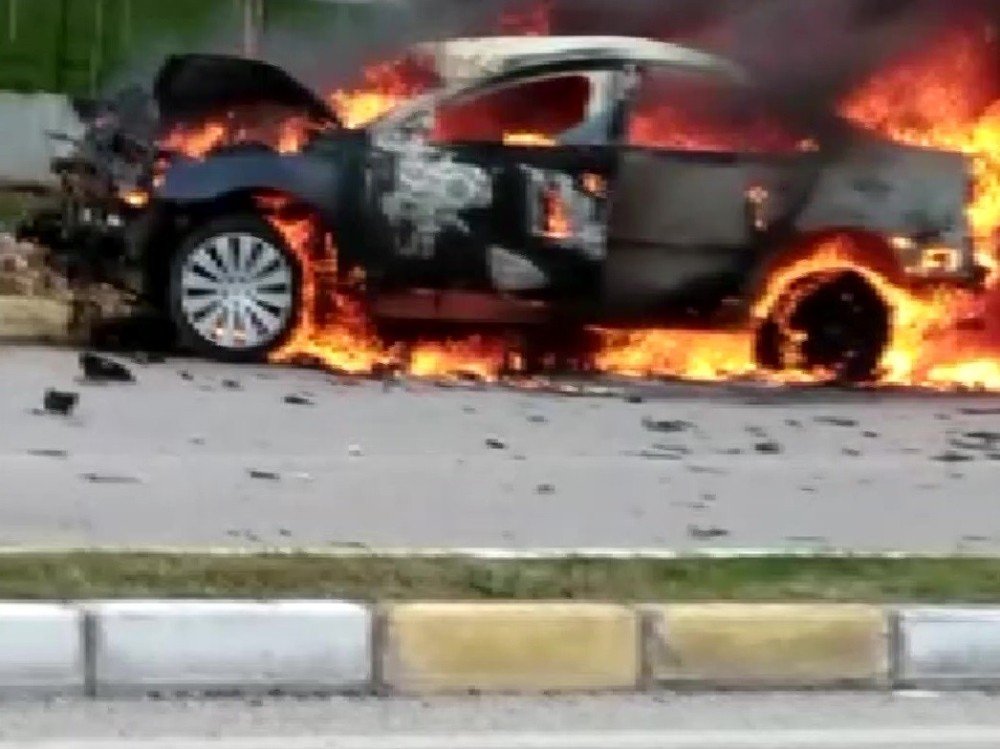 Kamyona Çarpan Otomobil Alev Alev Yandı