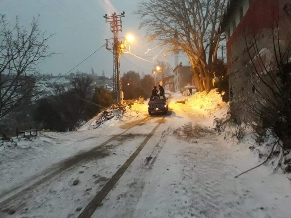 Karacasu Belediyesi Yollarda Tuzlama Çalışması Yaptı