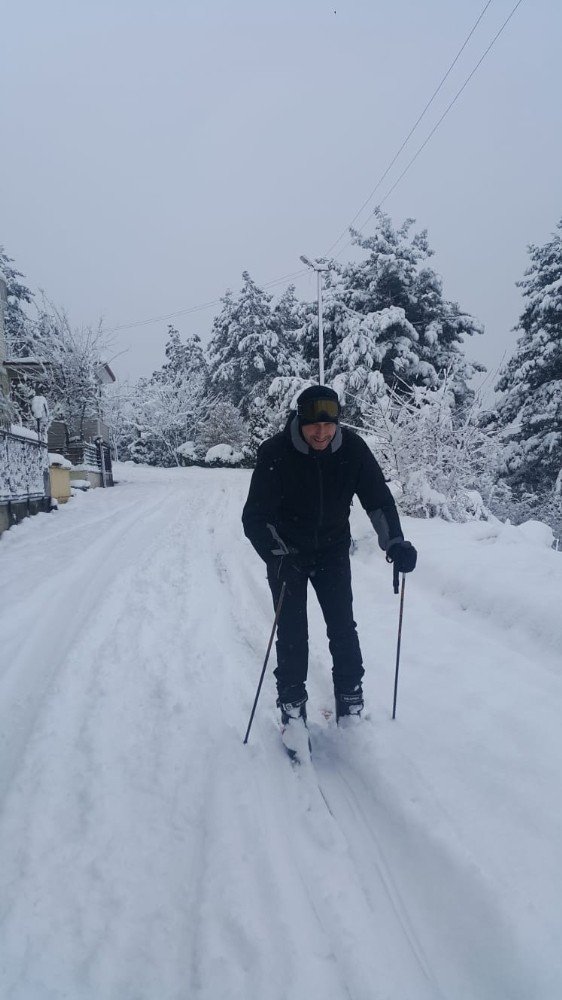 Şehir Merkezini Kayak Pistine Çevirdi