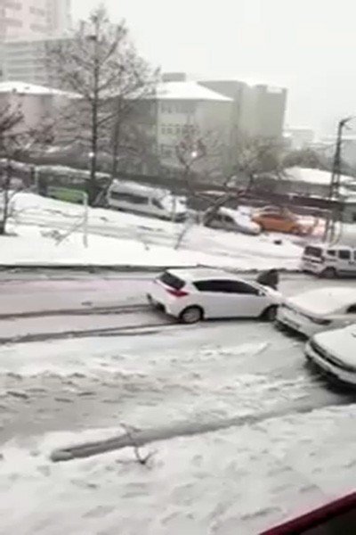Esenyurt’ta Kayan Aracını Durdurmak İçin Direksiyondan İndi Önüne Atladı