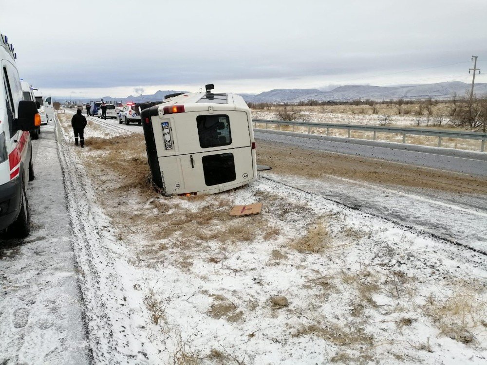 Kayseri’de İşçi Servisi Kaygan Yolda Devrildi: 10 Yaralı