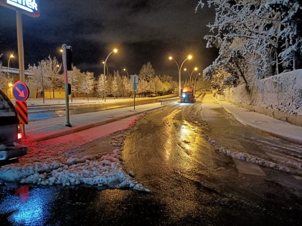 Kocaeli’de Yol Açma Ve Tuzlama Çalışmaları Sürüyor