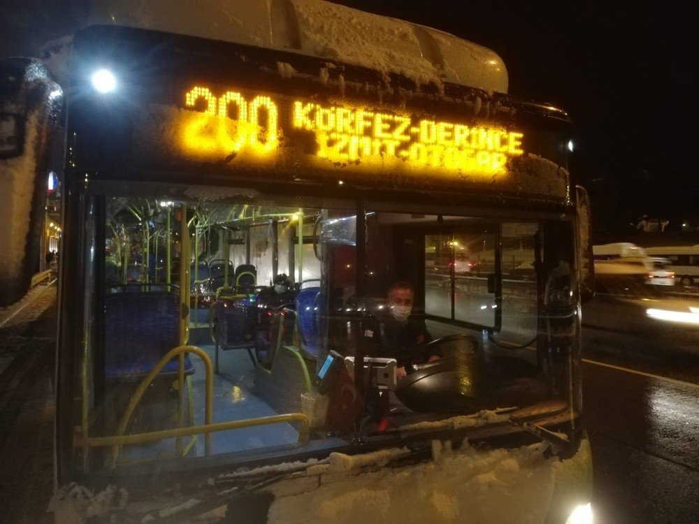 Yolda Ve Durakta Kalan Yayaları Otobüse Aldı