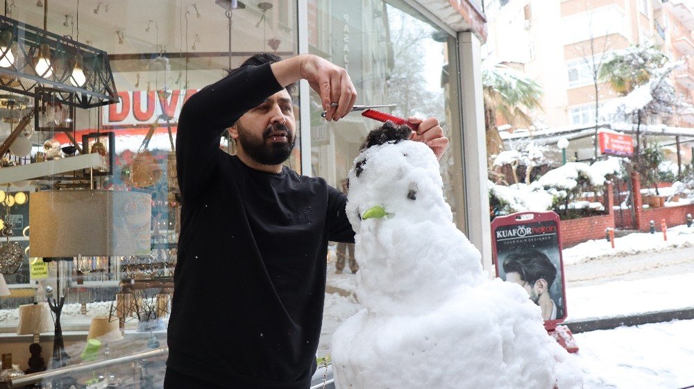 İ̇zmitli Berber Müşteri Bulamayınca Kardan Adamı Tıraş Etti