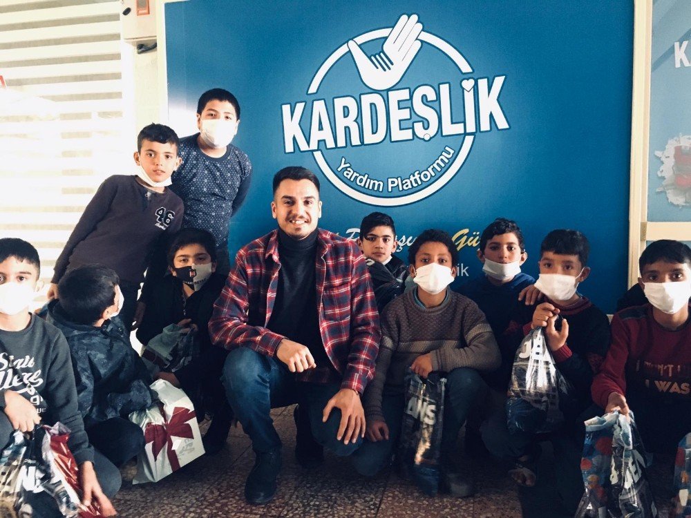 "göçmen Değil Kardeşiz" Sloganı İle Yardıma Konuşuyorlar