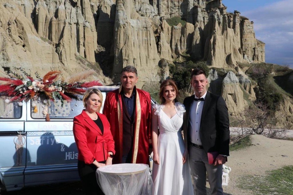 Nikahlarını Kula Peribacaları’nda Kıydılar