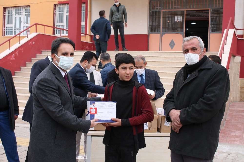 Midyat’ta Öğrencilere Tablet Dağıtıldı