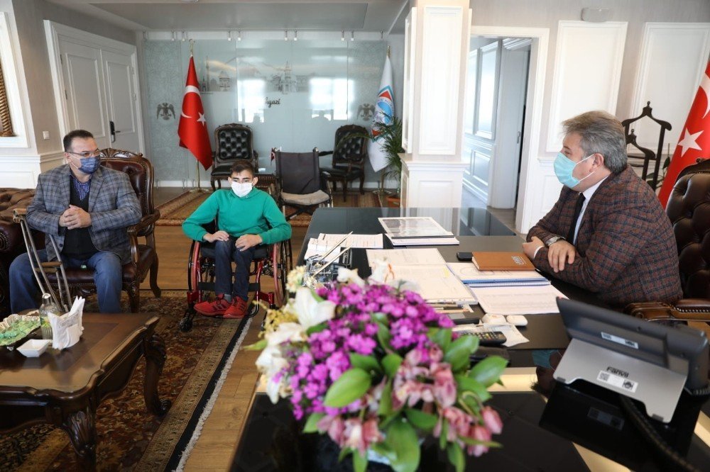 Melikgazi Belediyesi Engelli Gence Tekerlekli Sandalye Hediye Etti
