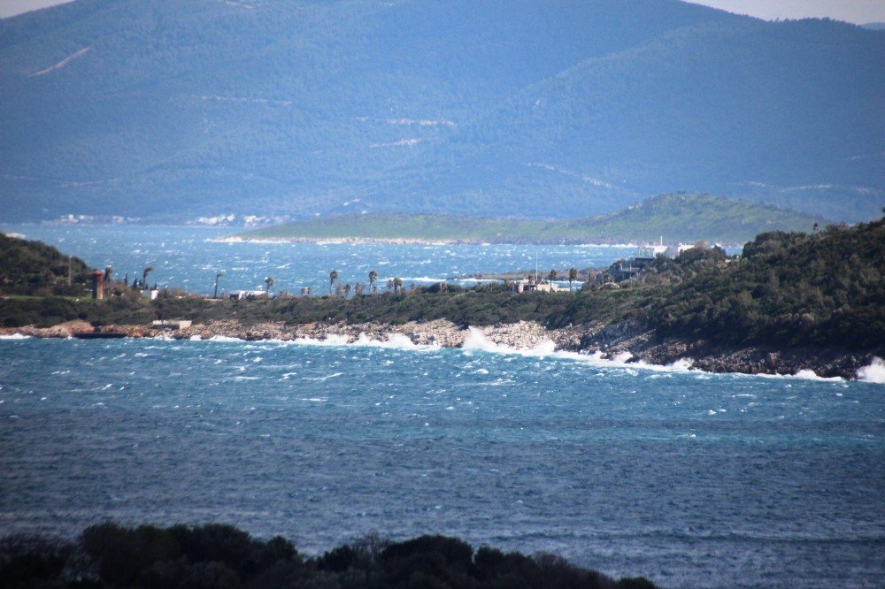 Bodrum’daki Fırtına Balıkçı Teknelerini Batırdı, Dalgaların Boyu 2 Metreyi Aştı