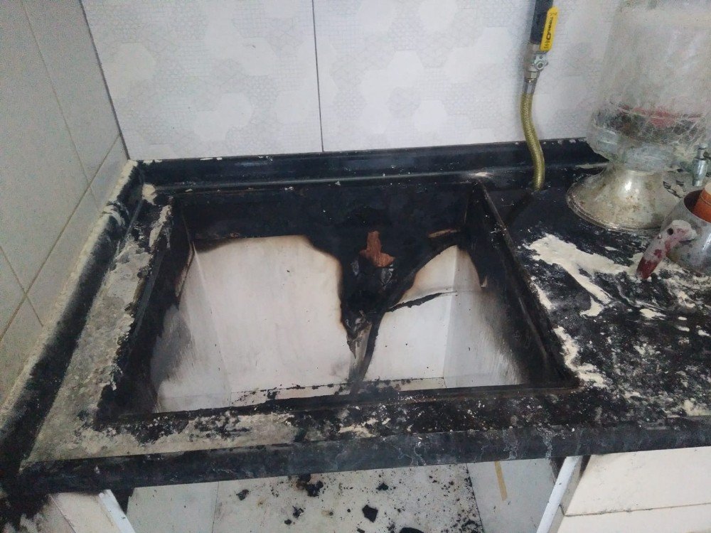 Burhaniye’de Evin Mutfağında Çıkan Yangını İtfaiye Söndürdü