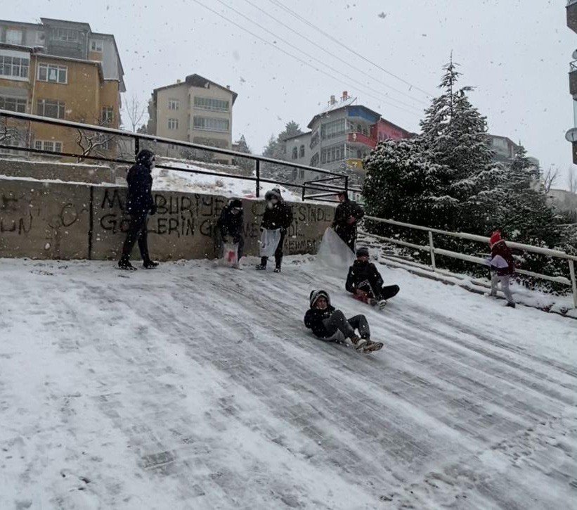 Karın Keyfini Çocuklar Kayarak Çıkardı