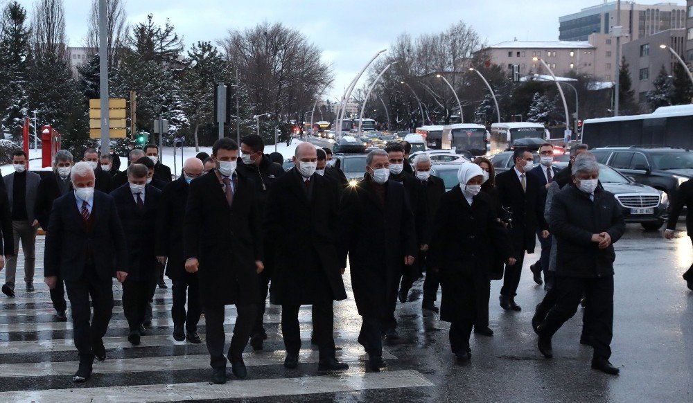 Bakan Akar İle Bakan Soylu Tbmm’den Yürüyerek Ayrıldı