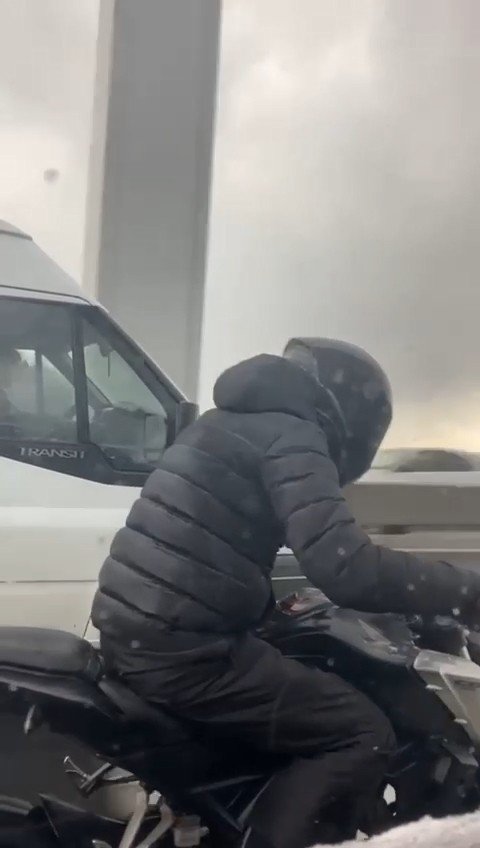Rüzgarda Zorlanan Motosiklet Sürücüsünü Aralarına Aldılar