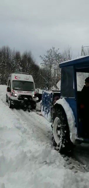 Mahalleli, Gün İçinde Kara Saplanan 4 Ambulansın Yardımına Koştu