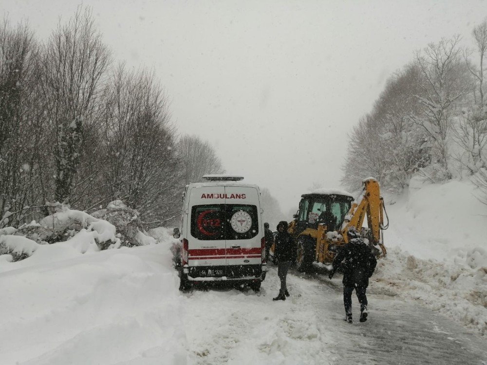 Hasta Taşıyan Ambulans Kara Saplandı, Yardımına Mahalleli Koştu