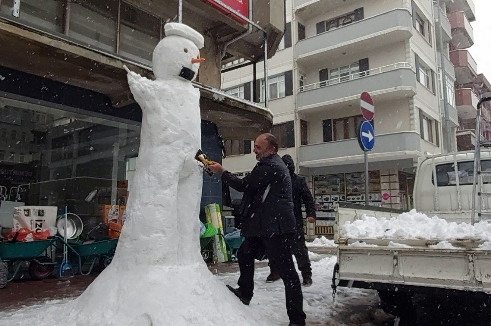 İ̇şi Gücü Bırakıp 3 Metrelik Kardan Adam Yaptı