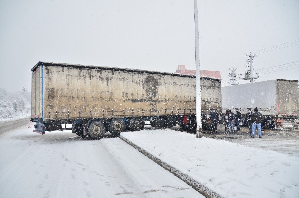 Yoğun Karda Kayan Tır Makas Yaptı