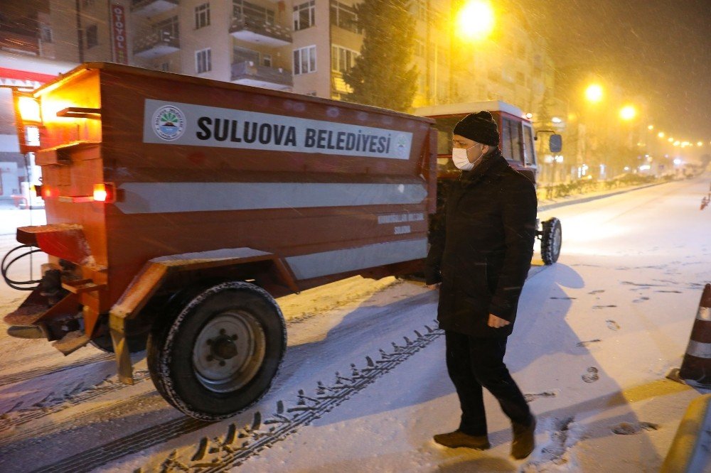 Suluova’da Ekiplerin Yoğun Kar Mesaisi
