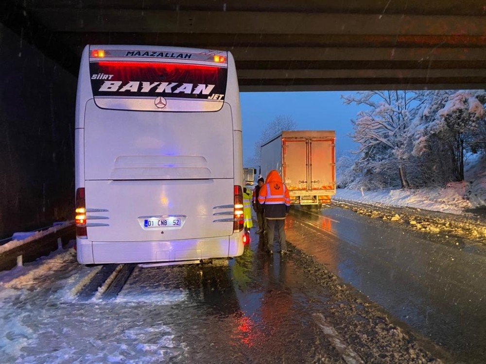 Tem Otoyolunda, 2 Yolcu Otobüsü Ve 1 Tırın Karıştığı Kazada 6 Kişi Yaralandı