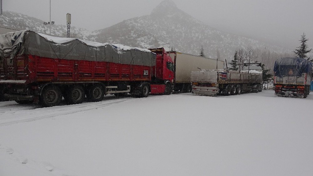 Tokat’ta Ulaşıma Kar Engeli