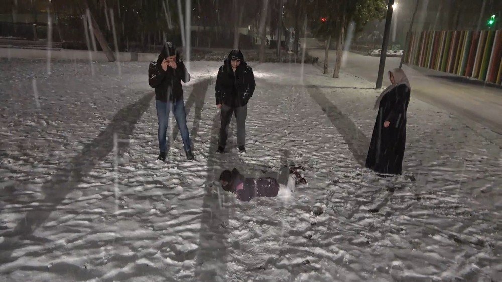 Kırıkkale’de Kar Sevinci: Doyasıya Kar Topu Oynadılar