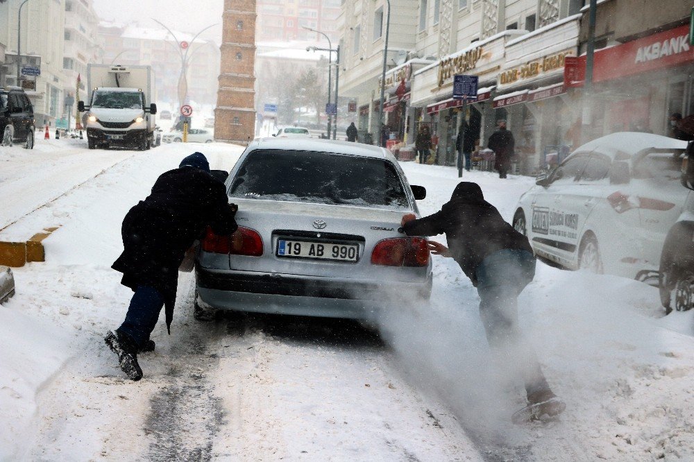 Yozgat’ta Yoğun Kar Yağışı Sürücülere Zor Anlar Yaşattı